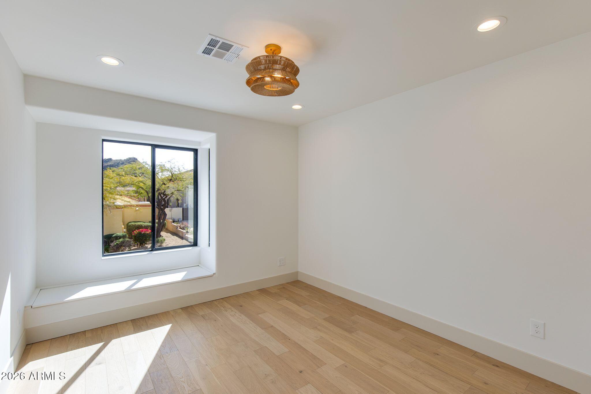 2212 E CINNABAR Avenue