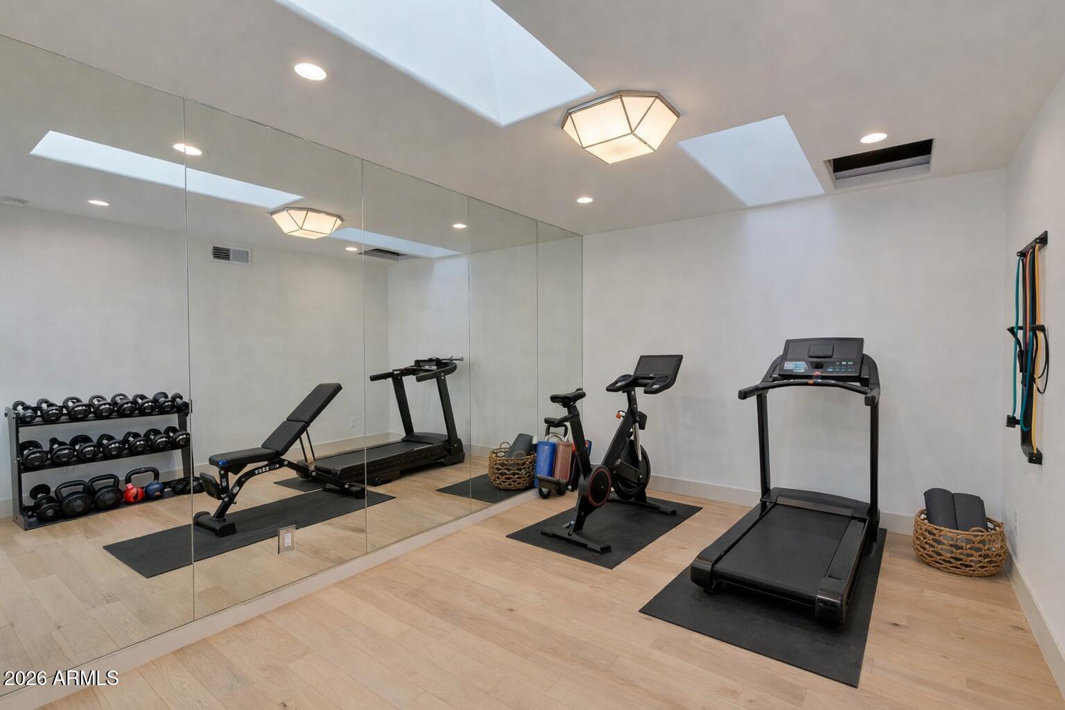 2212 E CINNABAR Avenue