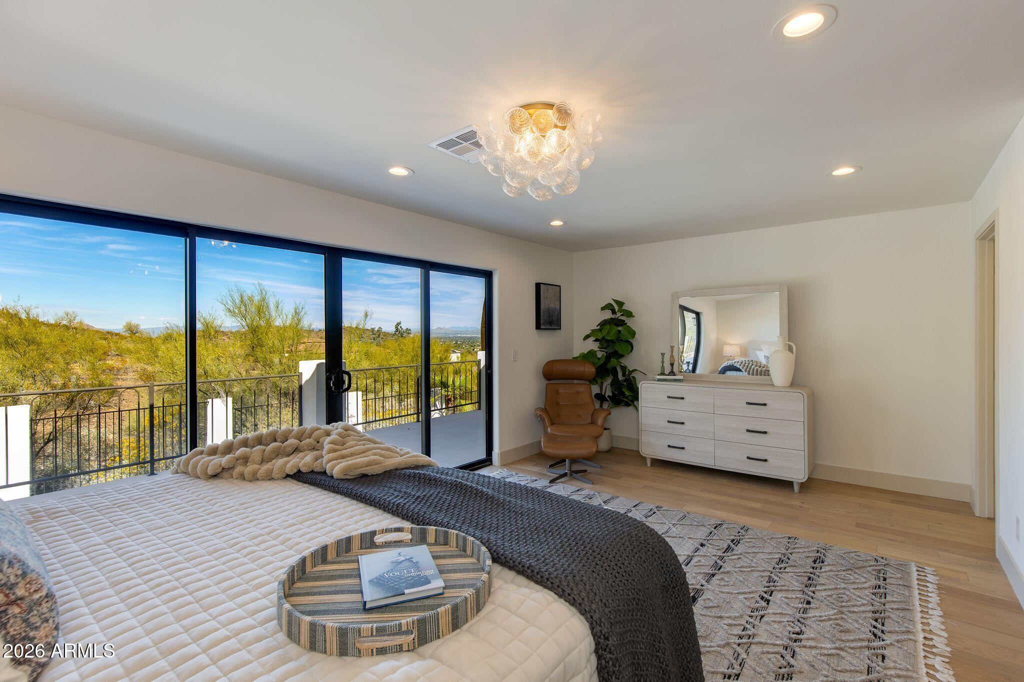 2212 E CINNABAR Avenue