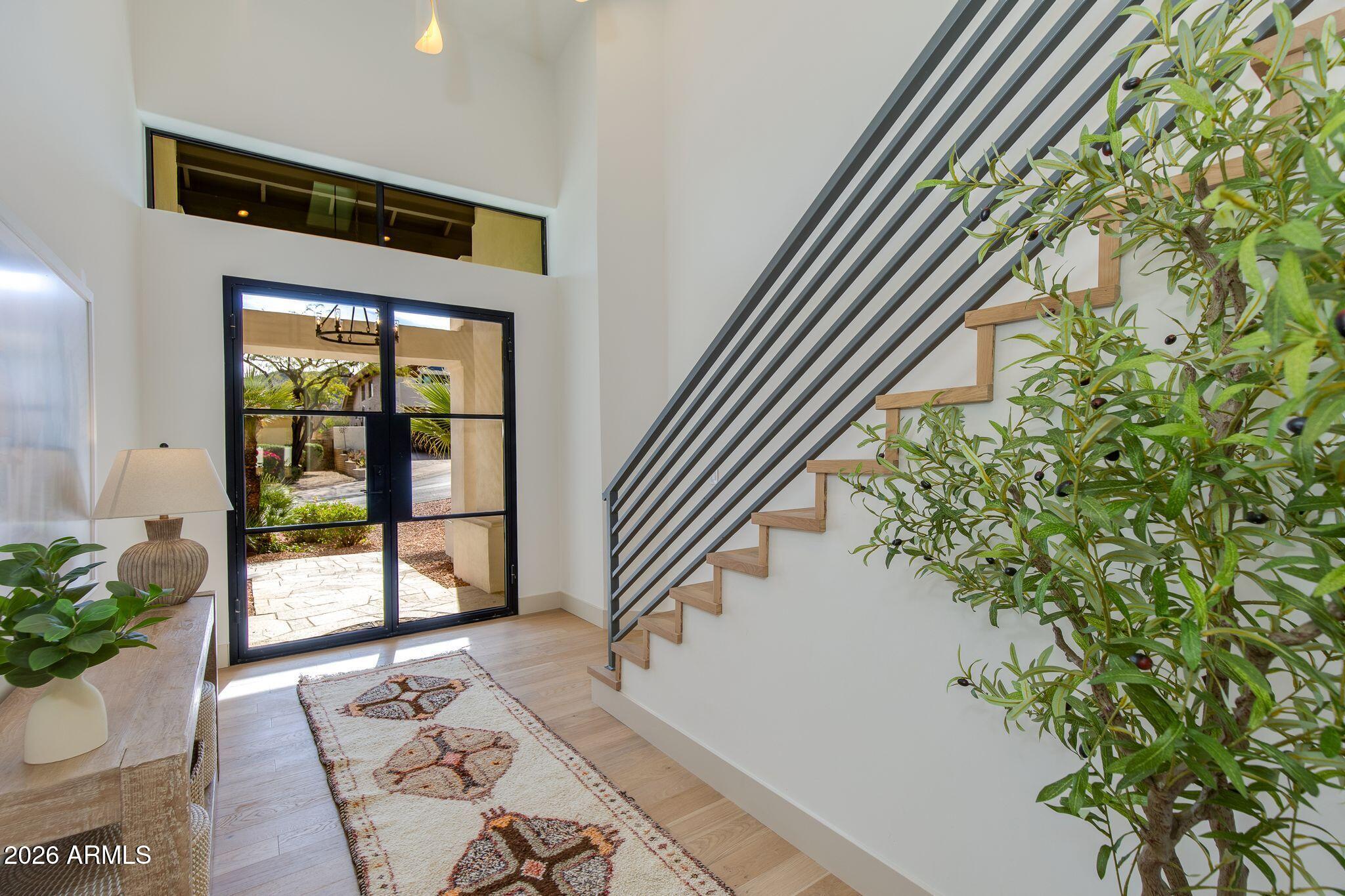 2212 E CINNABAR Avenue