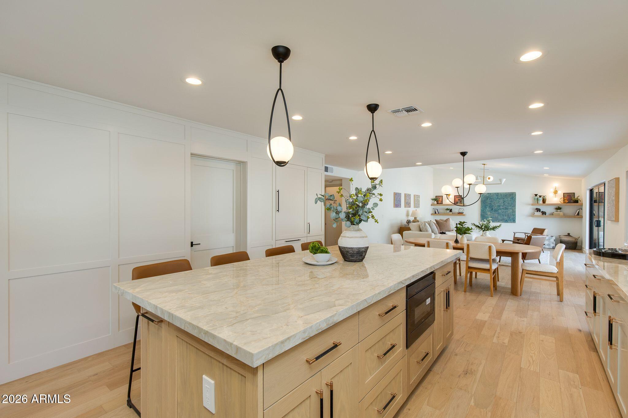 2212 E CINNABAR Avenue