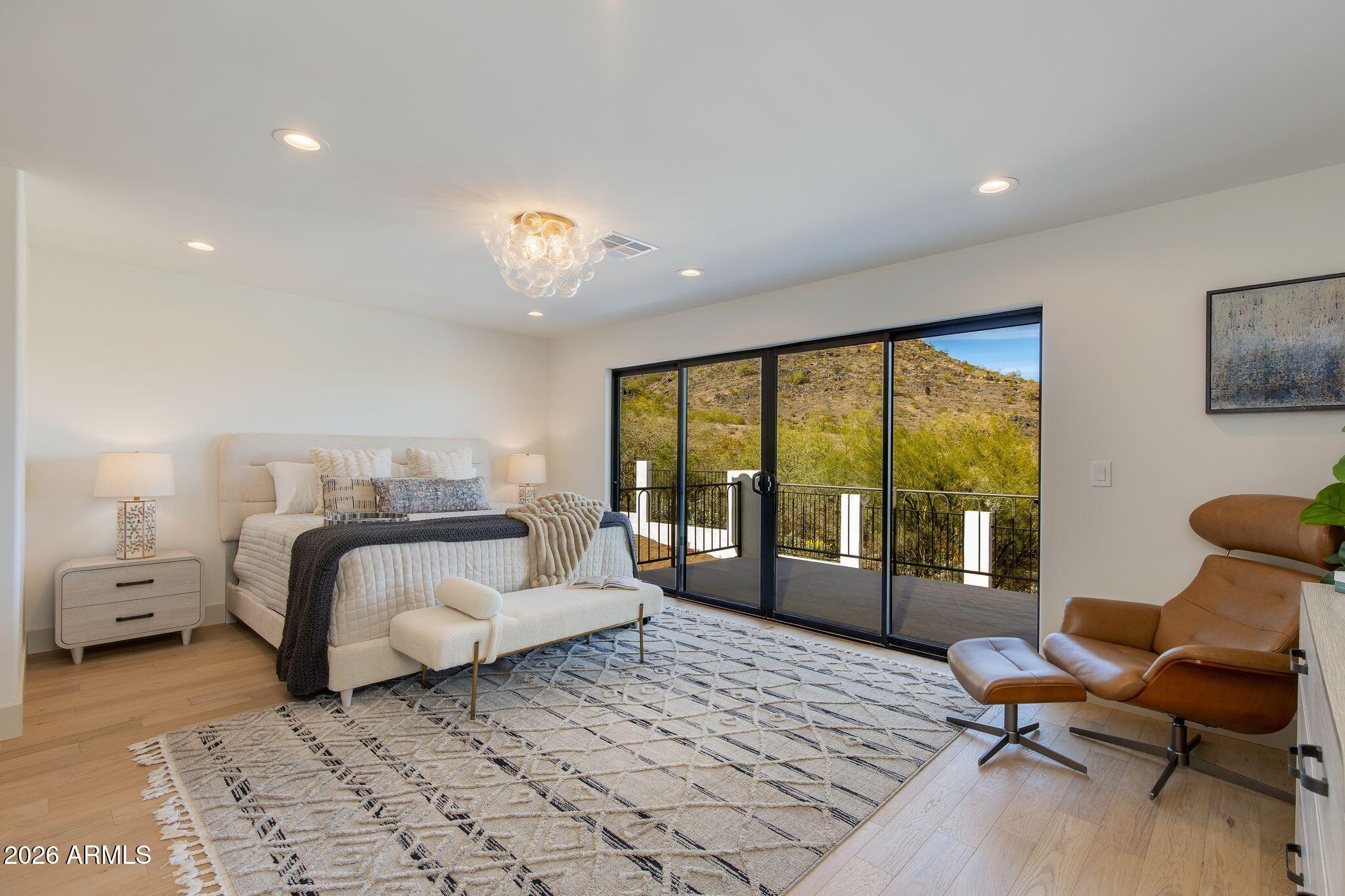 2212 E CINNABAR Avenue