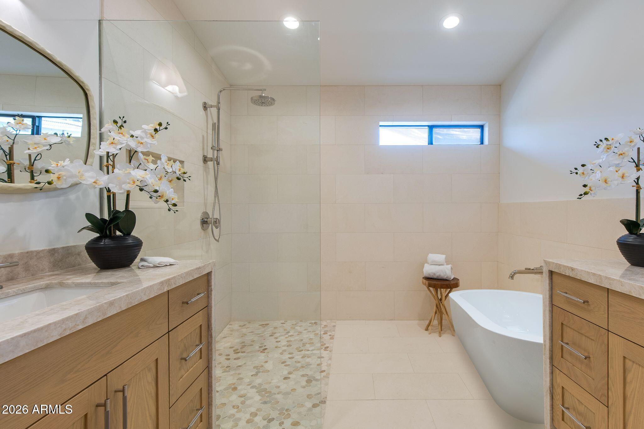 2212 E CINNABAR Avenue