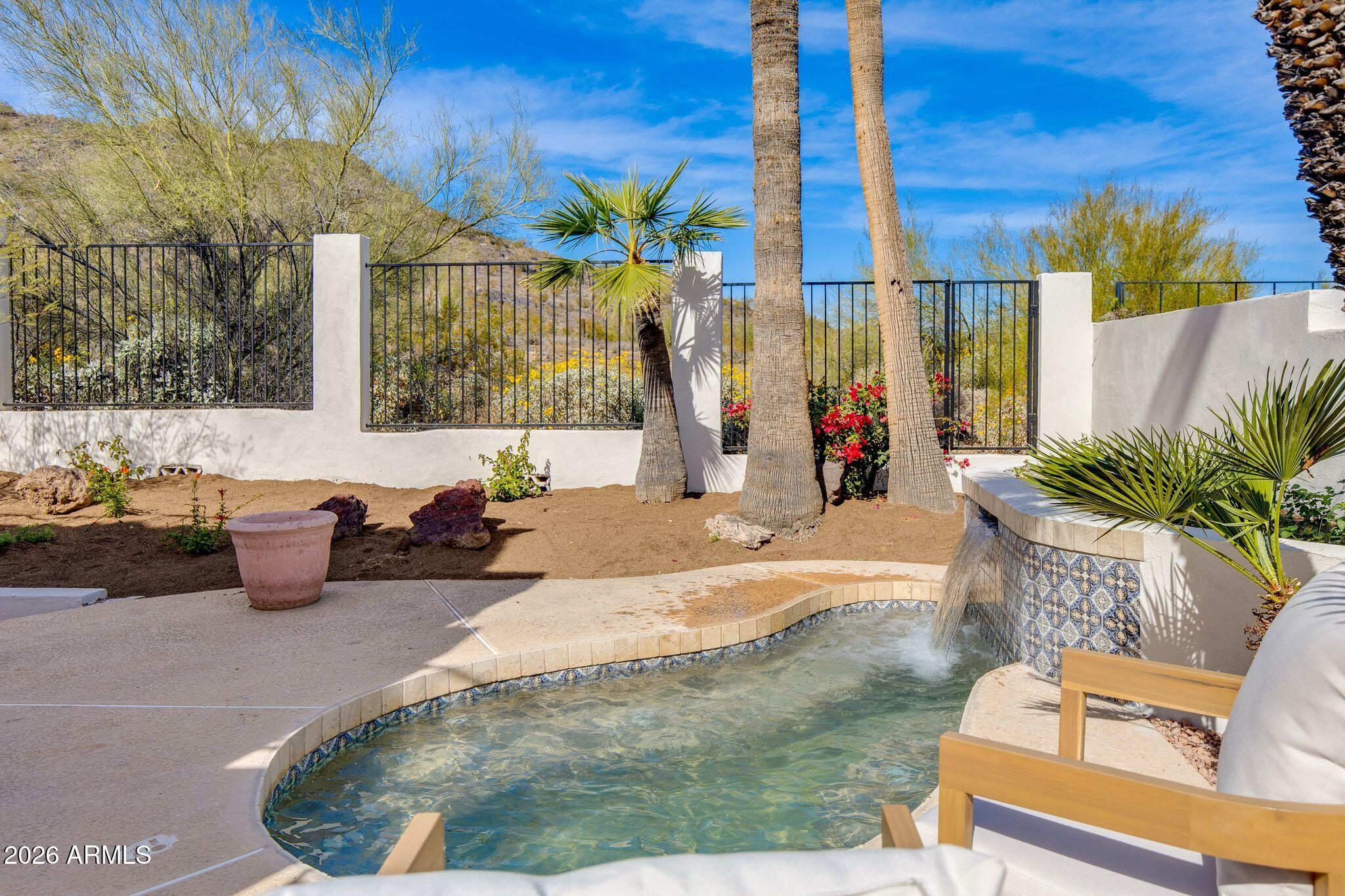 2212 E CINNABAR Avenue