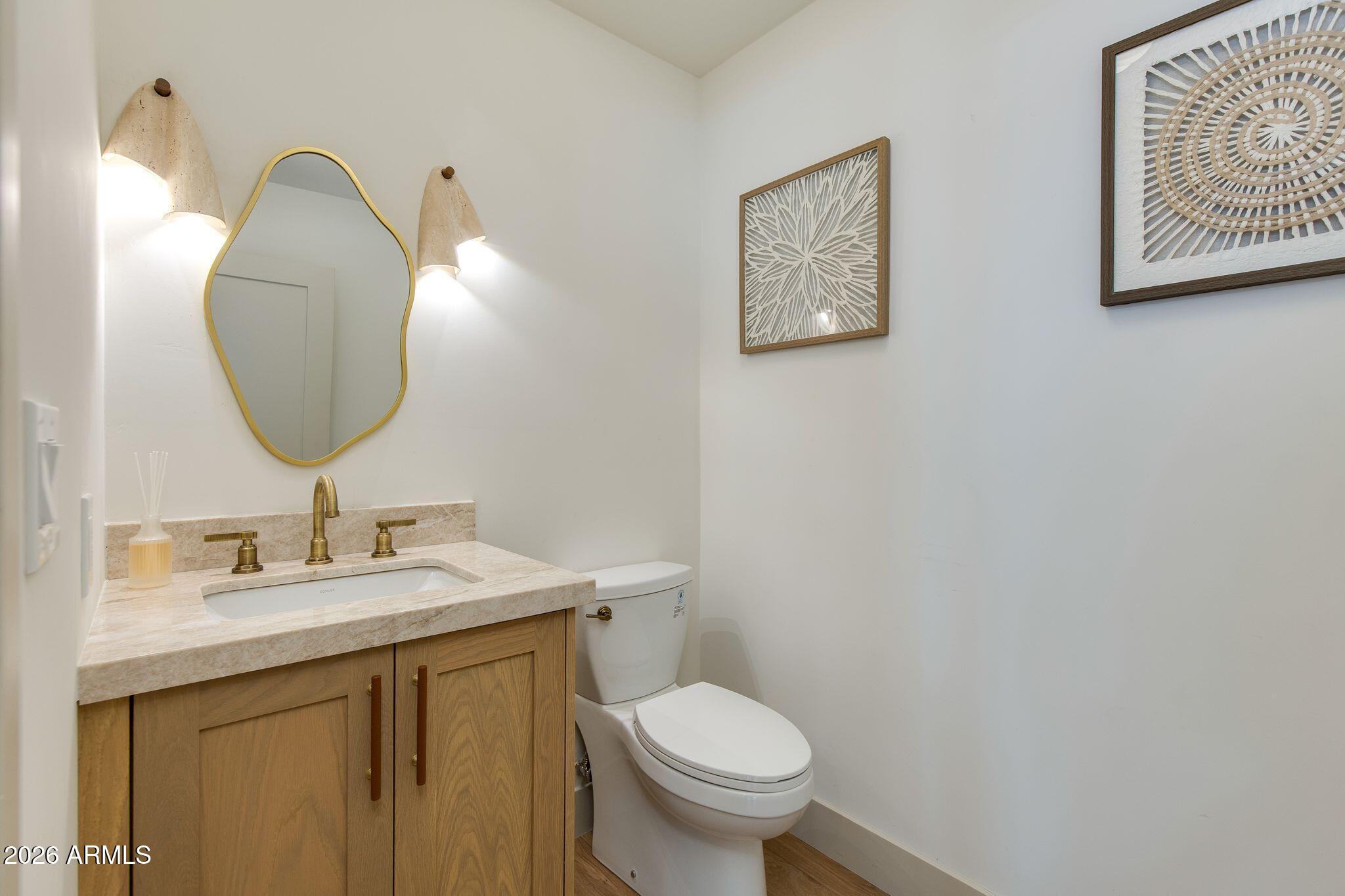 2212 E CINNABAR Avenue