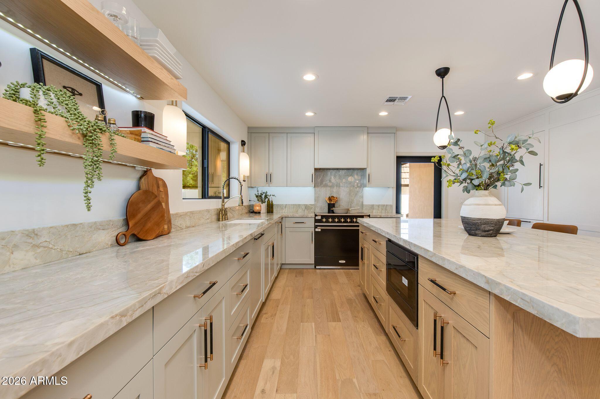 2212 E CINNABAR Avenue