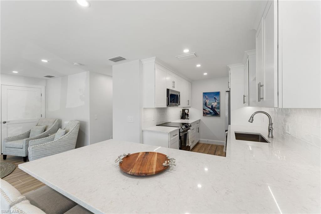 2100 Gulf Shore BLVD N # 107, NAPLES Unit: 107