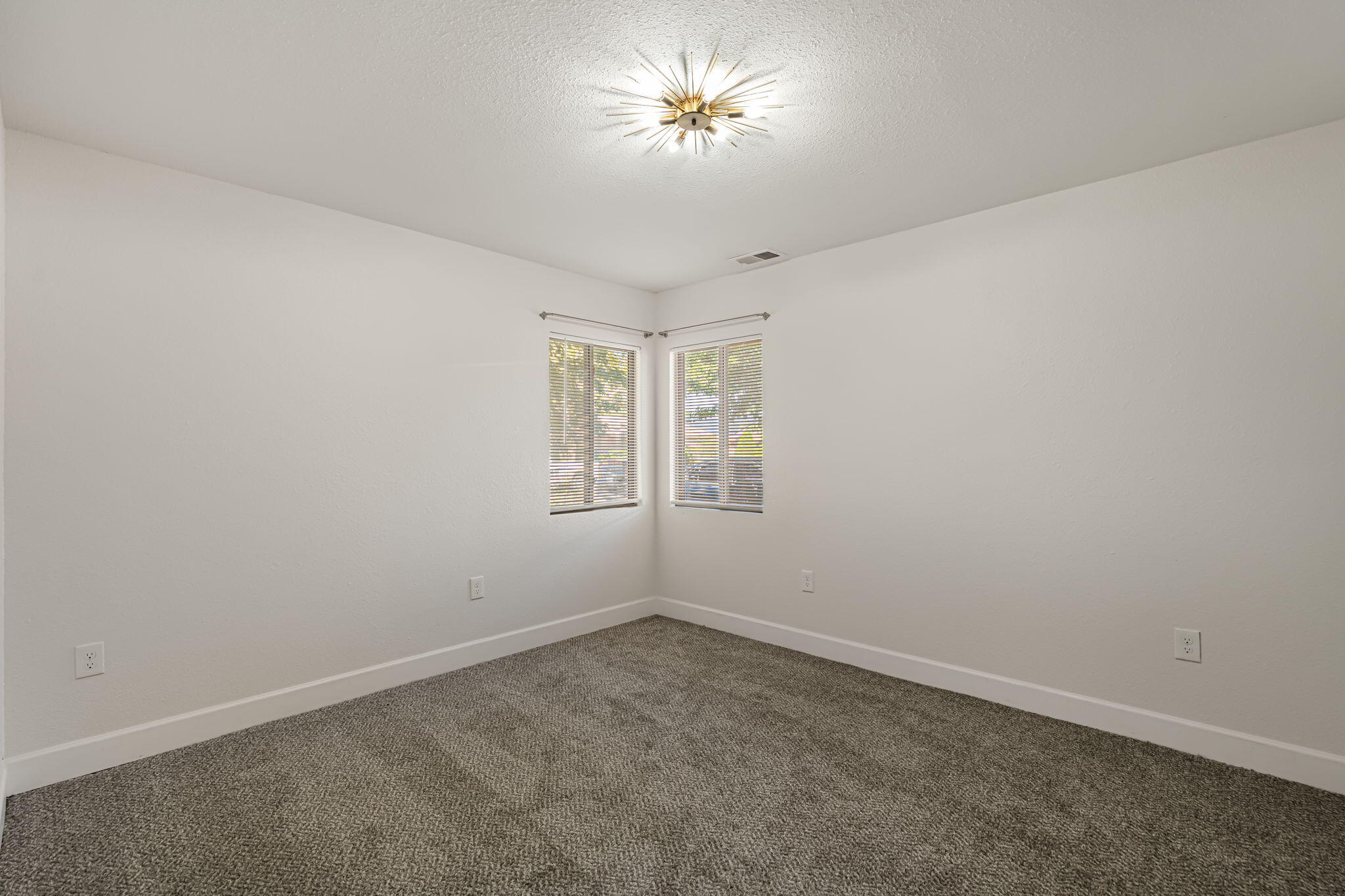 2904 WASHINGTON Street NE