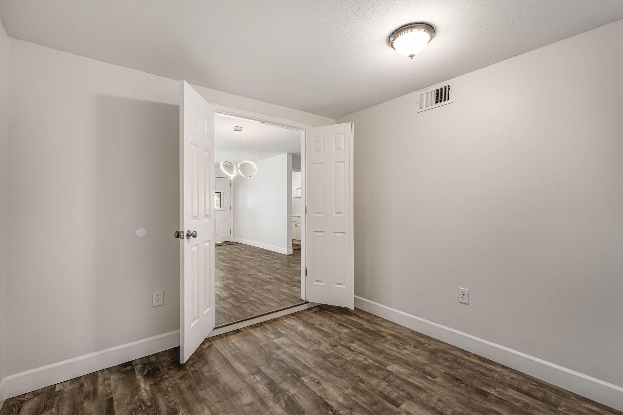 2904 WASHINGTON Street NE