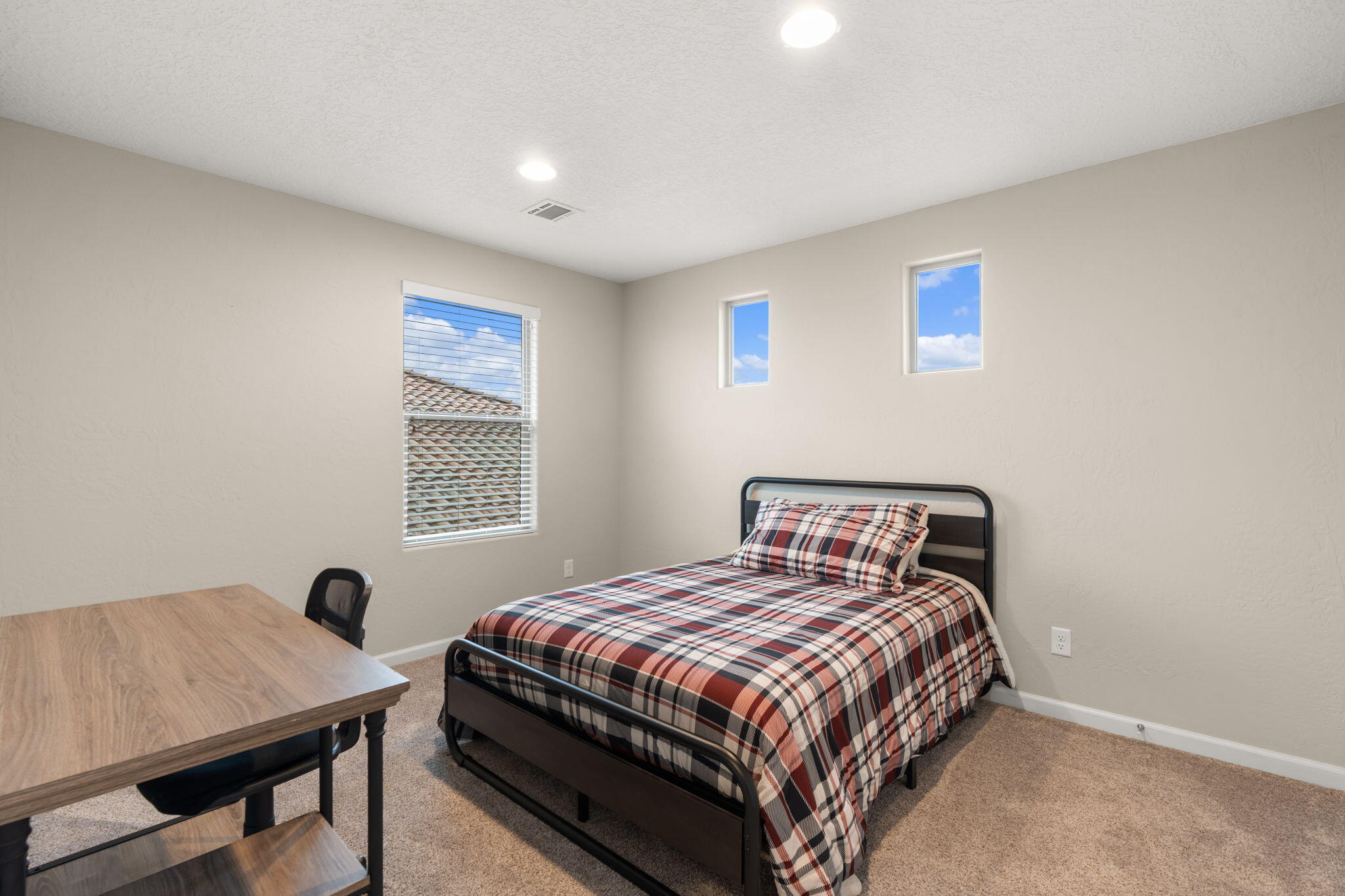 2802 Kings Canyon Loop NE