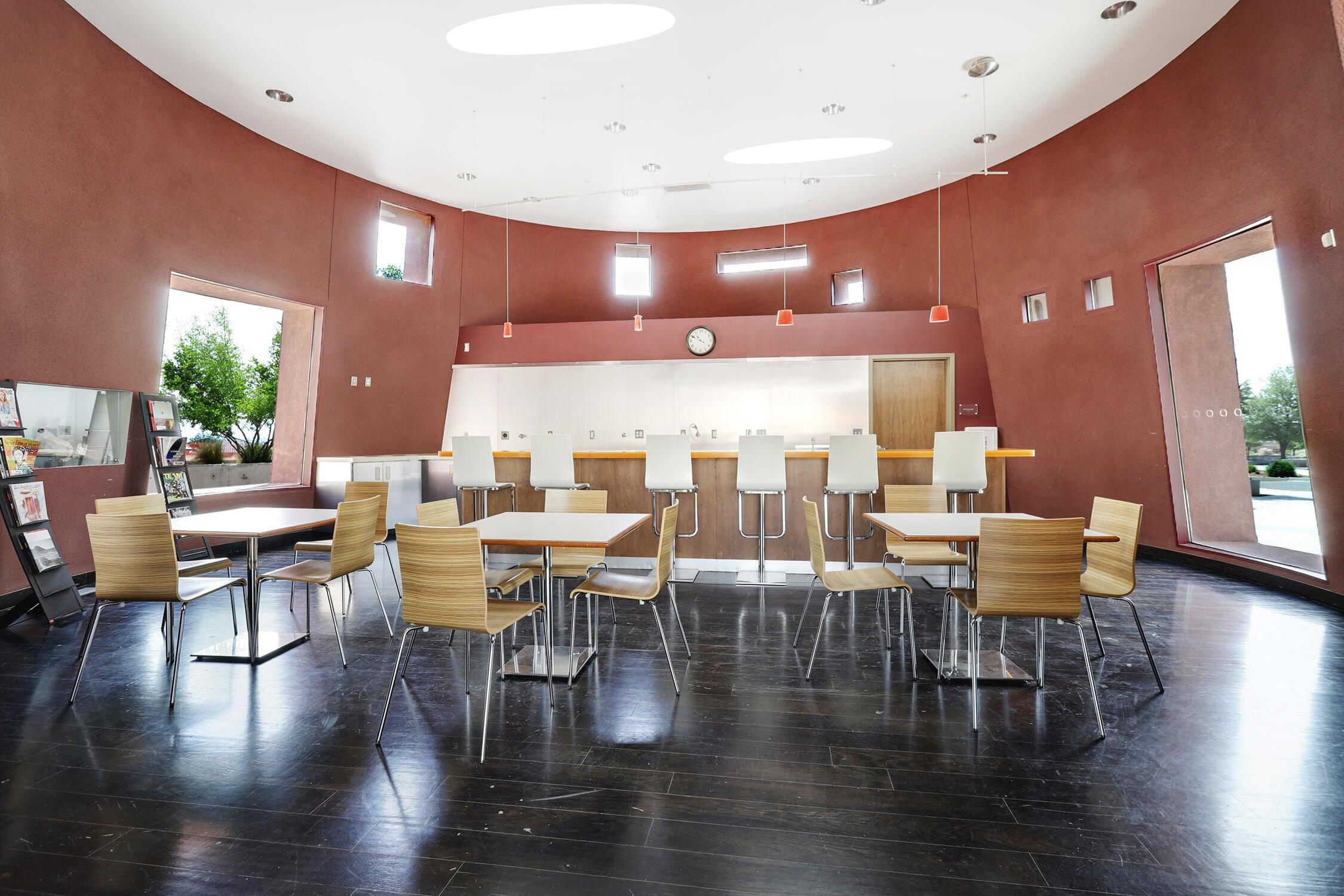 2802 Kings Canyon Loop NE