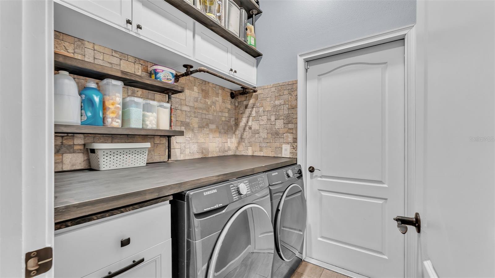 5653 HILLSIDE LANDINGS RD