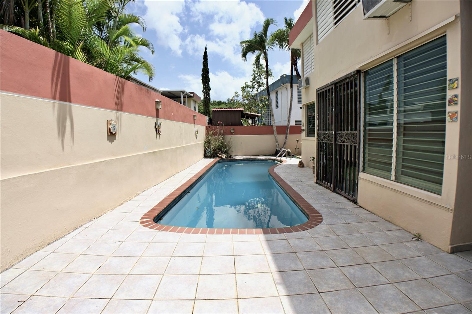 Calle 1 E-5 URB VALLE ESCONDIDO