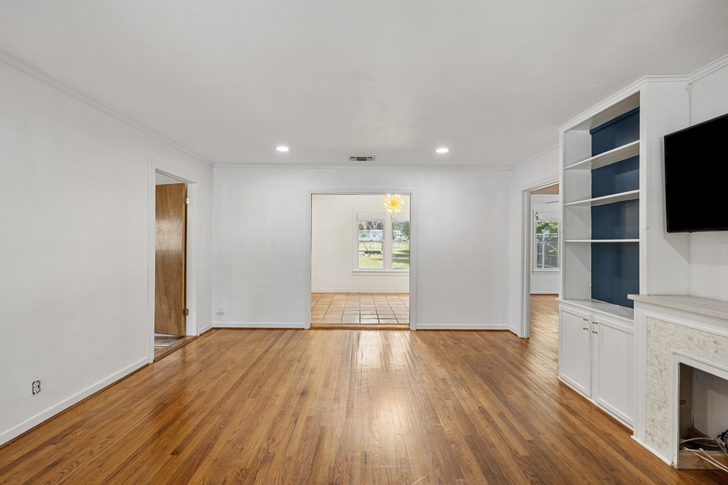 106 W Mulberry St