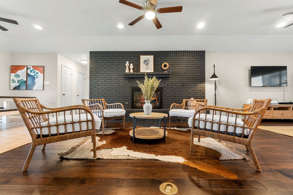 322 W Nimitz St, Fredericksburg