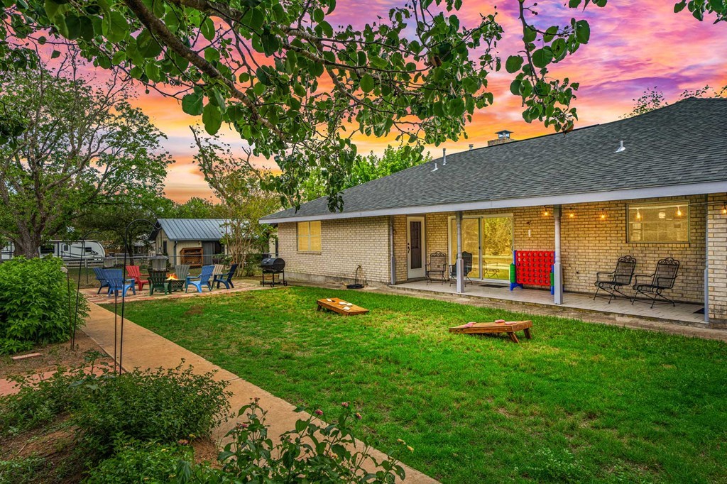 322 W Nimitz St, Fredericksburg
