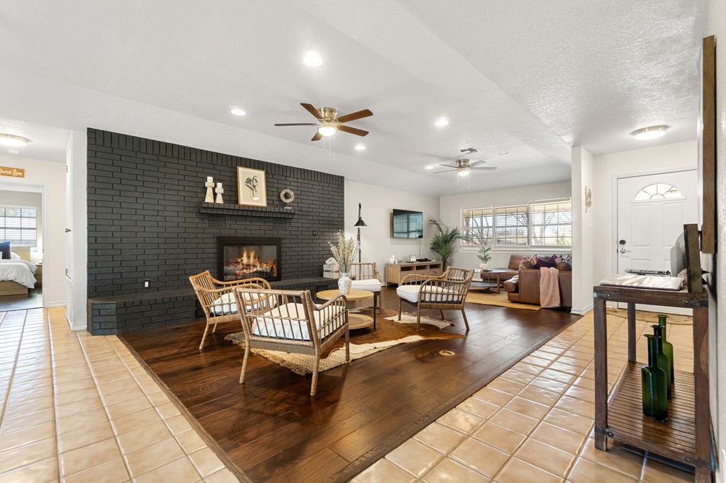 322 W Nimitz St, Fredericksburg