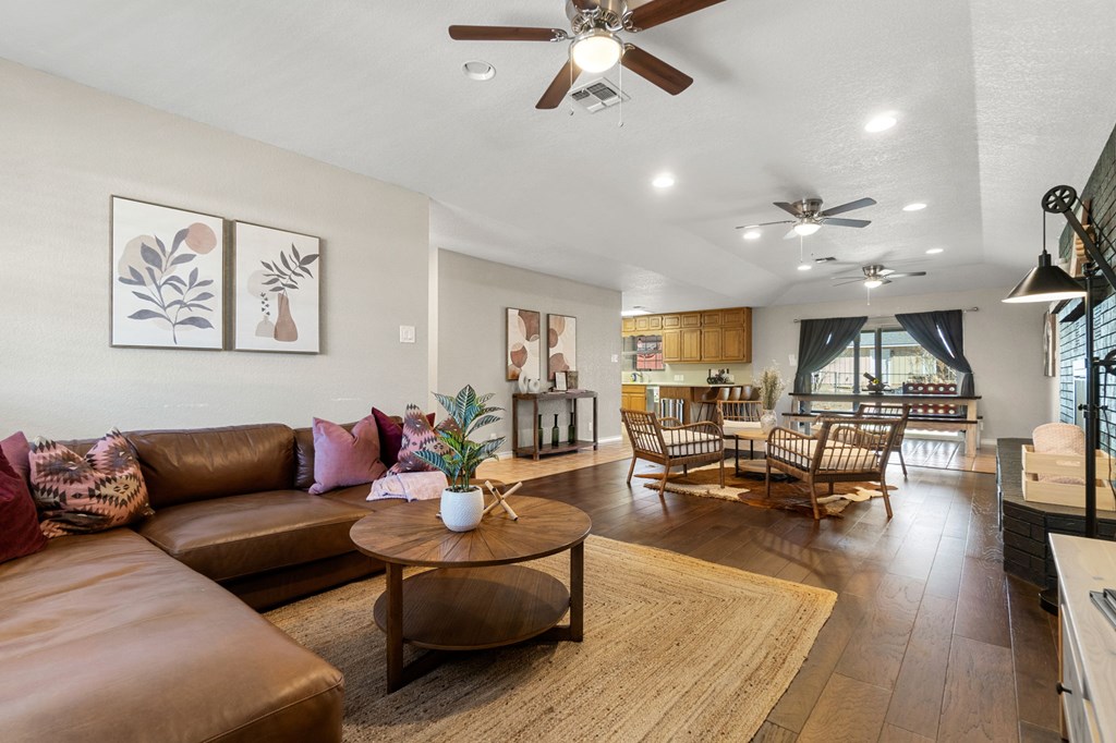 322 W Nimitz St, Fredericksburg