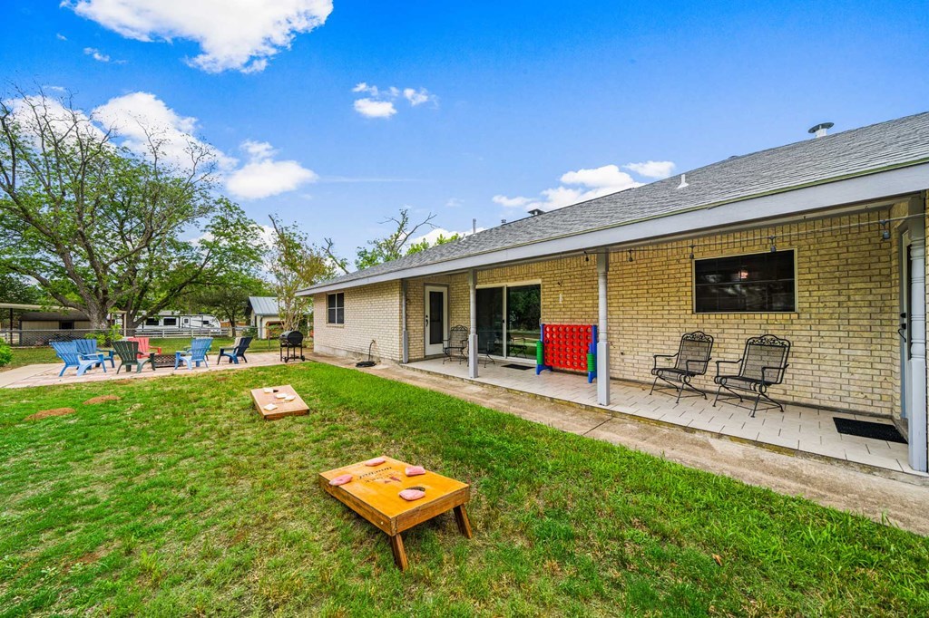 322 W Nimitz St, Fredericksburg