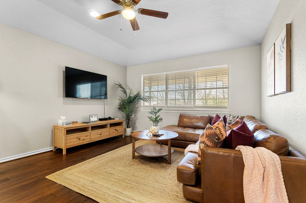 322 W Nimitz St, Fredericksburg