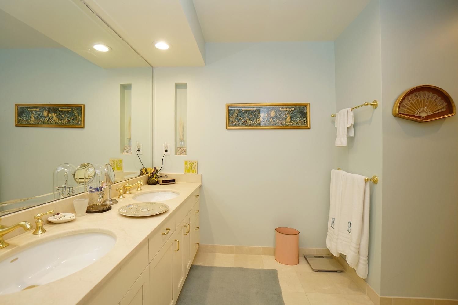 1201 Edgecliff Place 1172