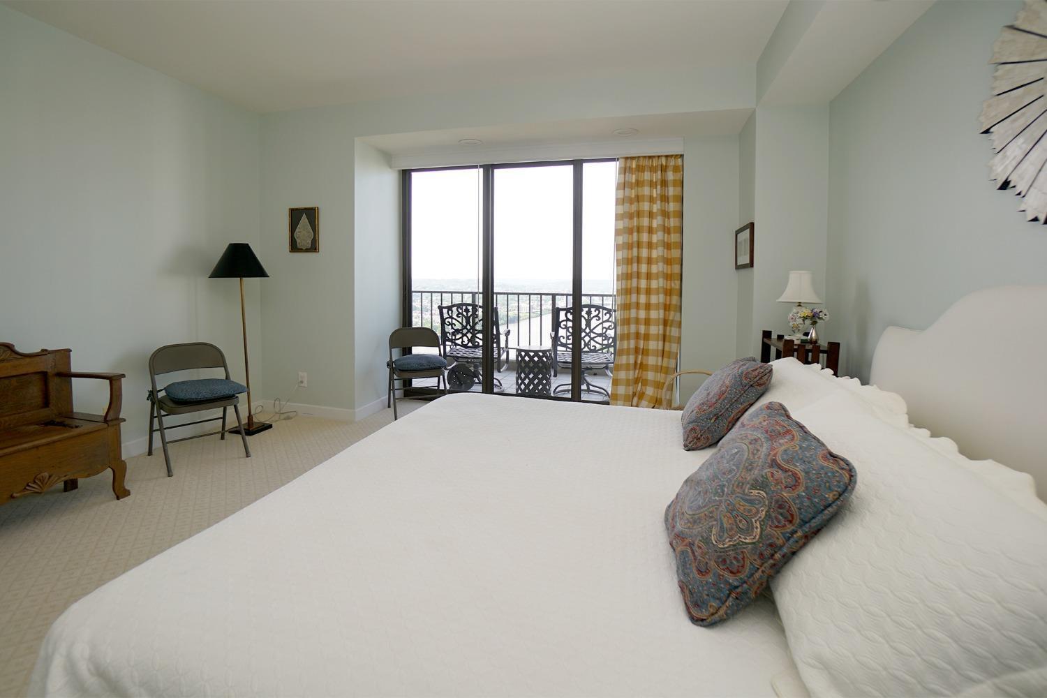 1201 Edgecliff Place 1172