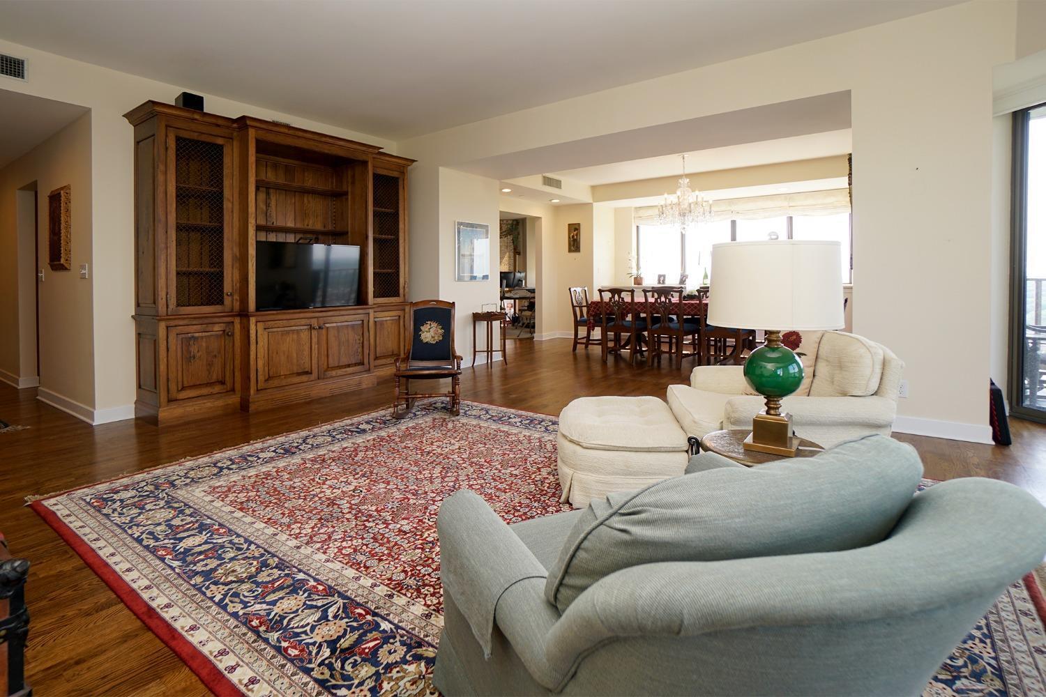 1201 Edgecliff Place 1172