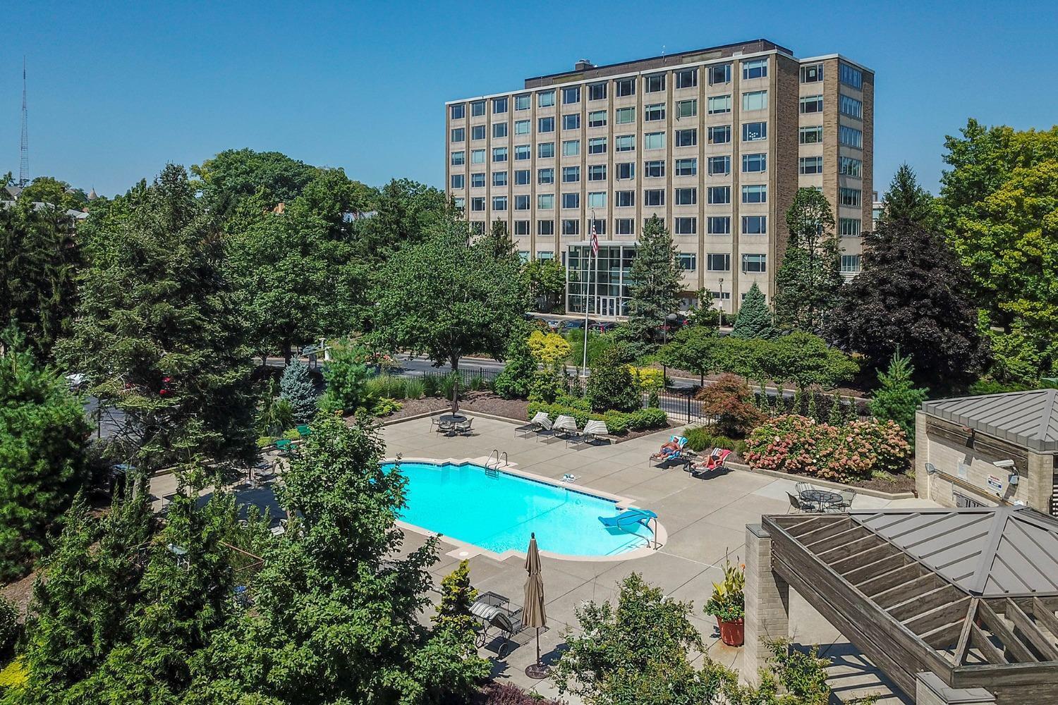 1201 Edgecliff Place 1172