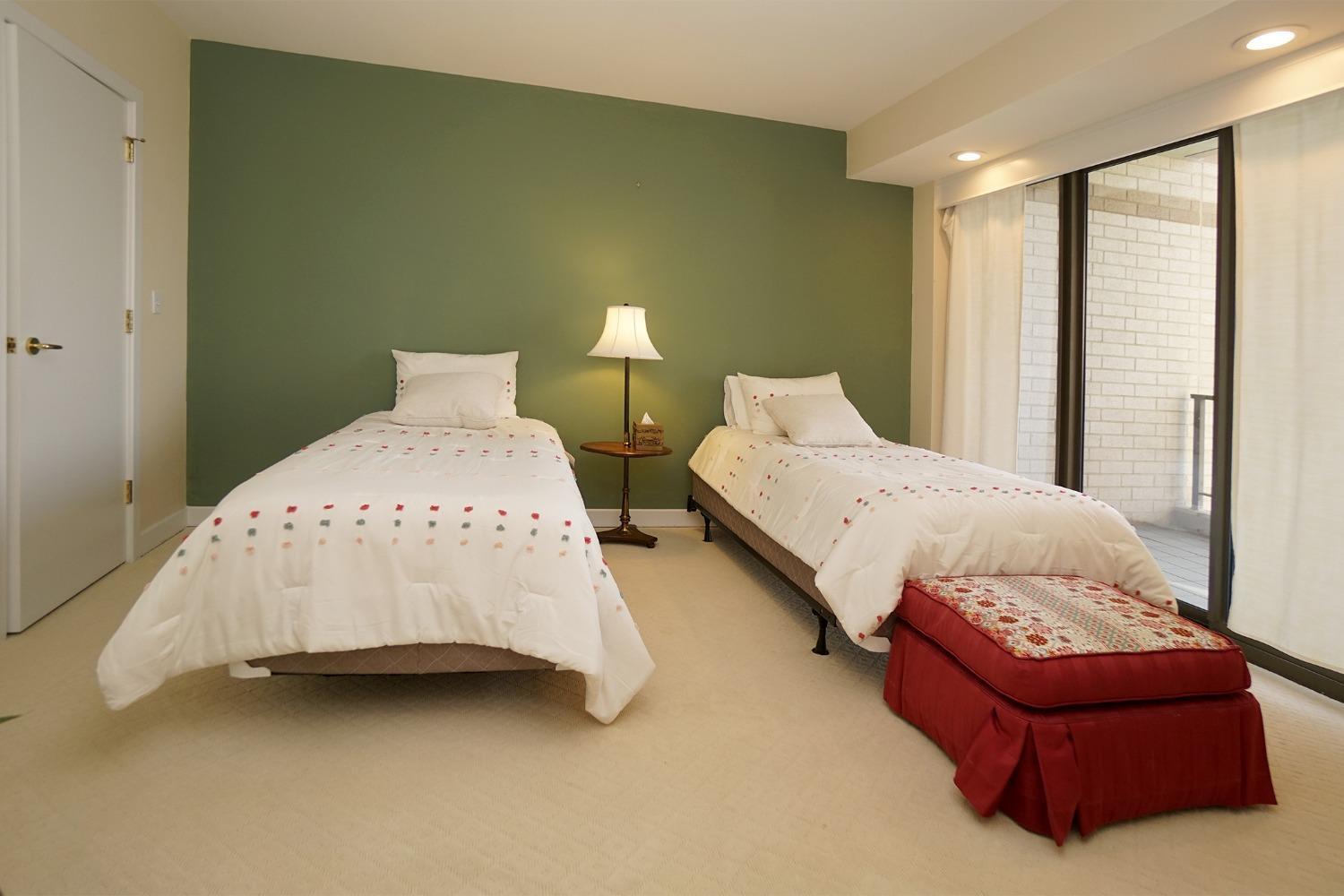 1201 Edgecliff Place 1172