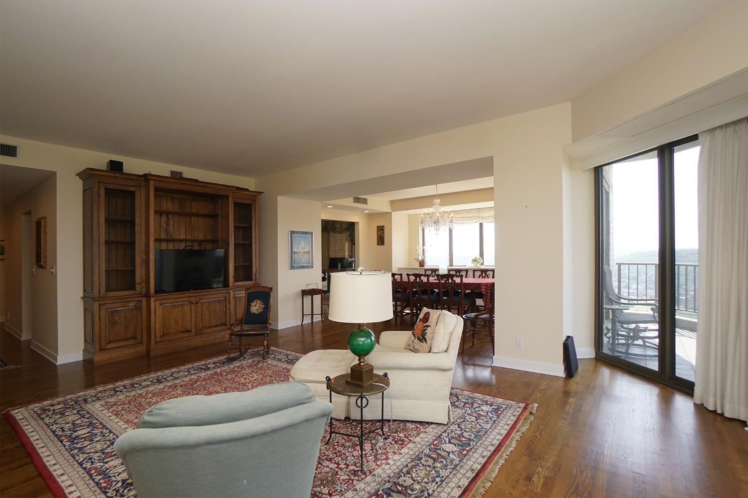 1201 Edgecliff Place 1172