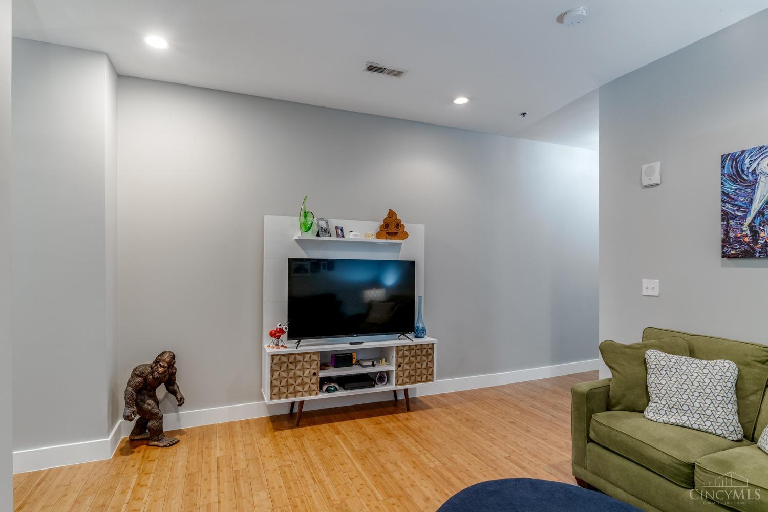 15 W Fourth Street 403