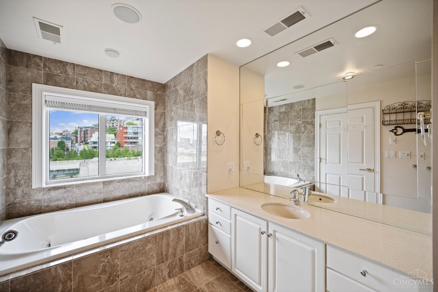 900 Adams Crossing 10400