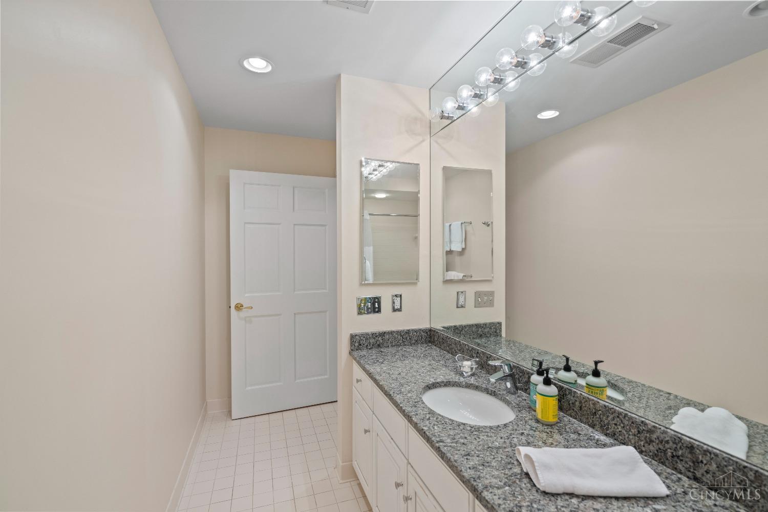 900 Adams Crossing 2200