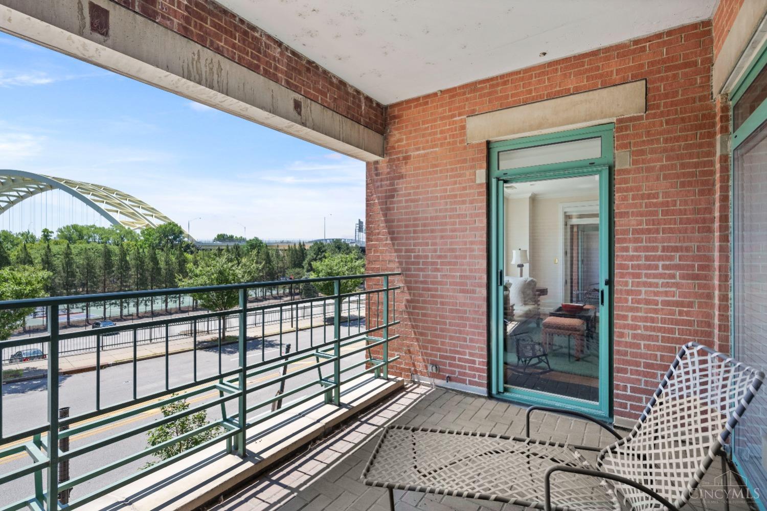 900 Adams Crossing 2200