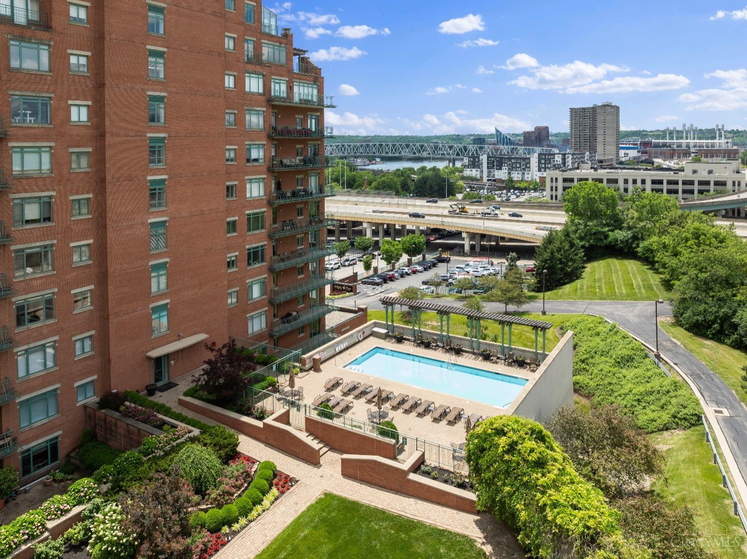 900 Adams Crossing 2200