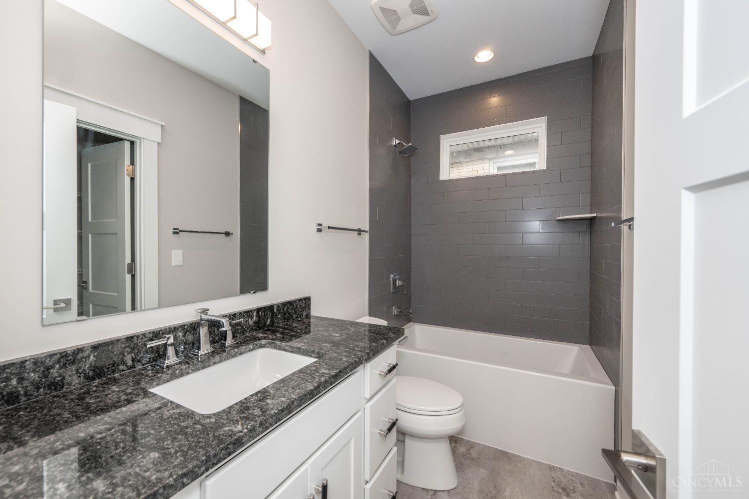3219 Gilbert