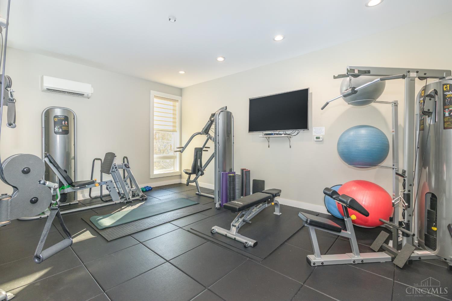 2770 Observatory Avenue 404