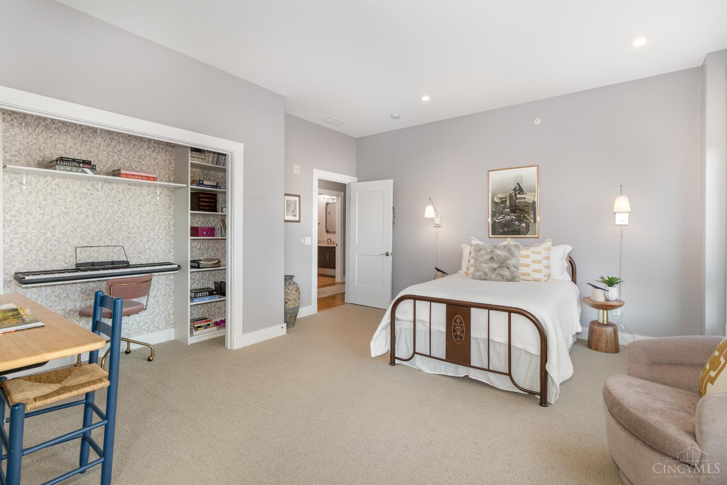 2770 Observatory Avenue 404