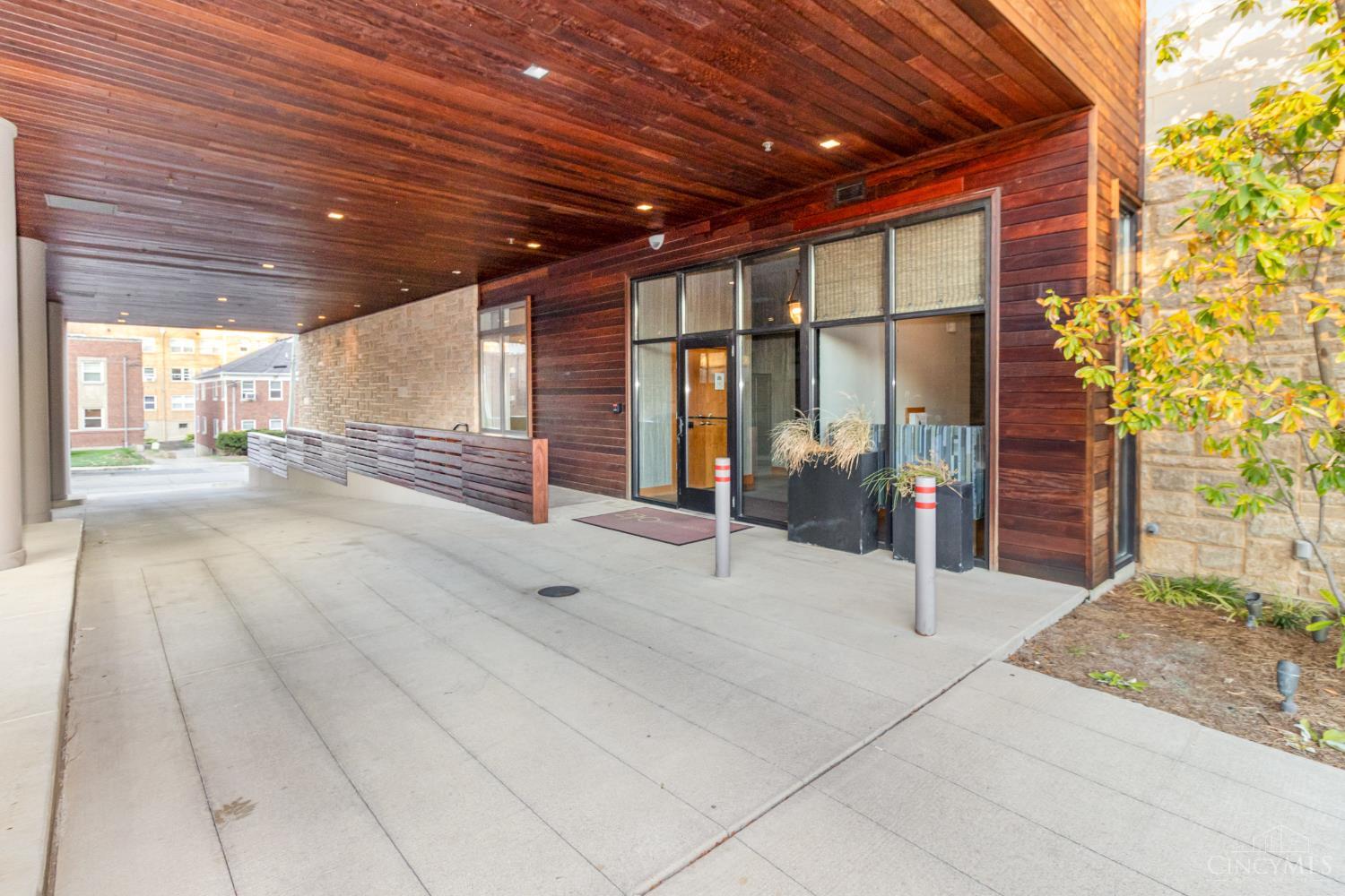 2770 Observatory Avenue 404