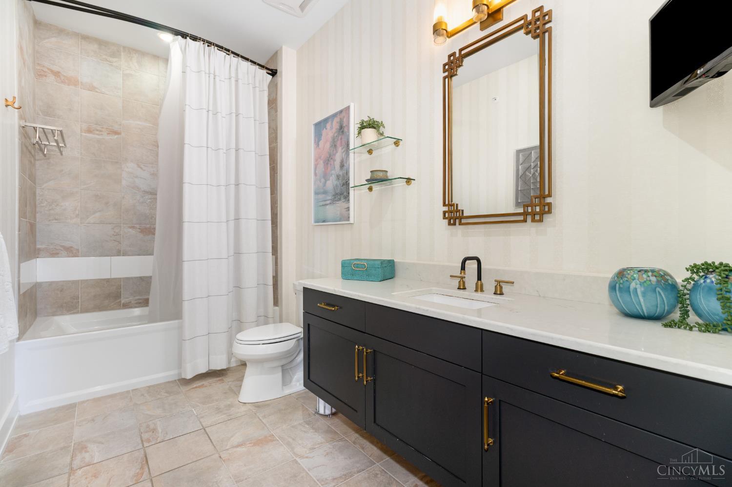 2770 Observatory Avenue 404