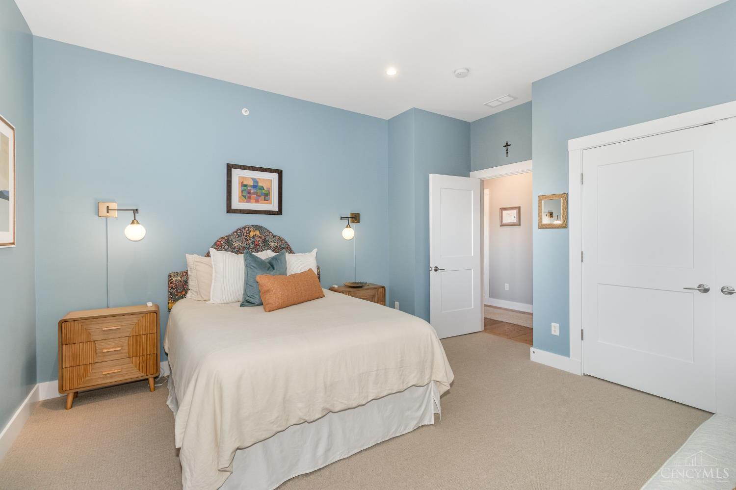 2770 Observatory Avenue 404