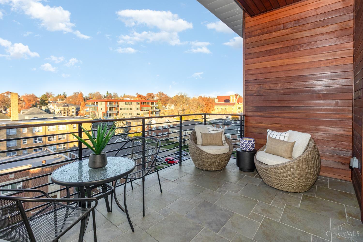 2770 Observatory Avenue 404