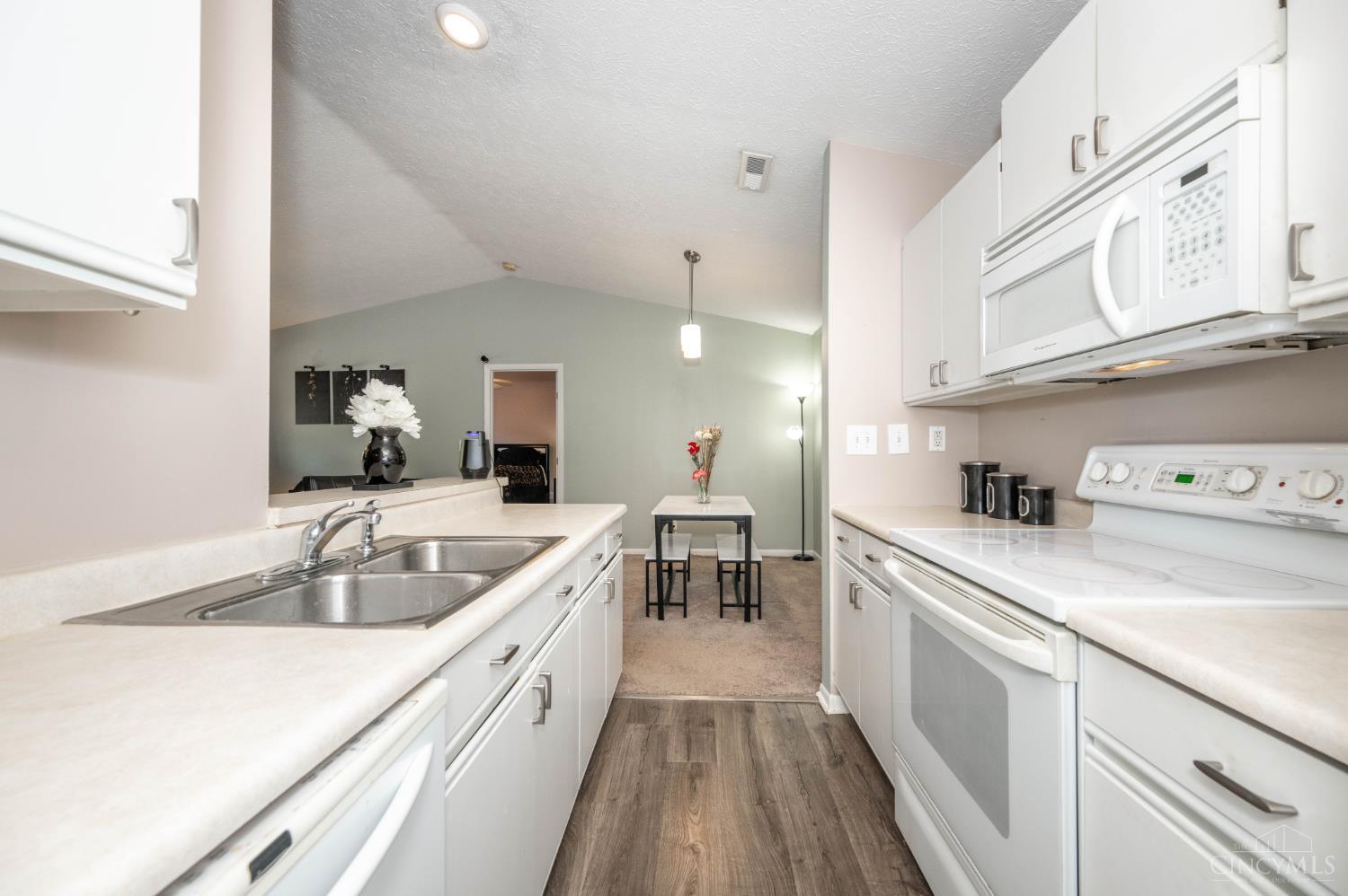 5984 Meadowcreek Drive 9