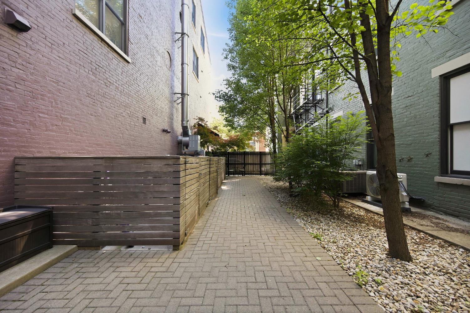 122 W Fifteenth St 222