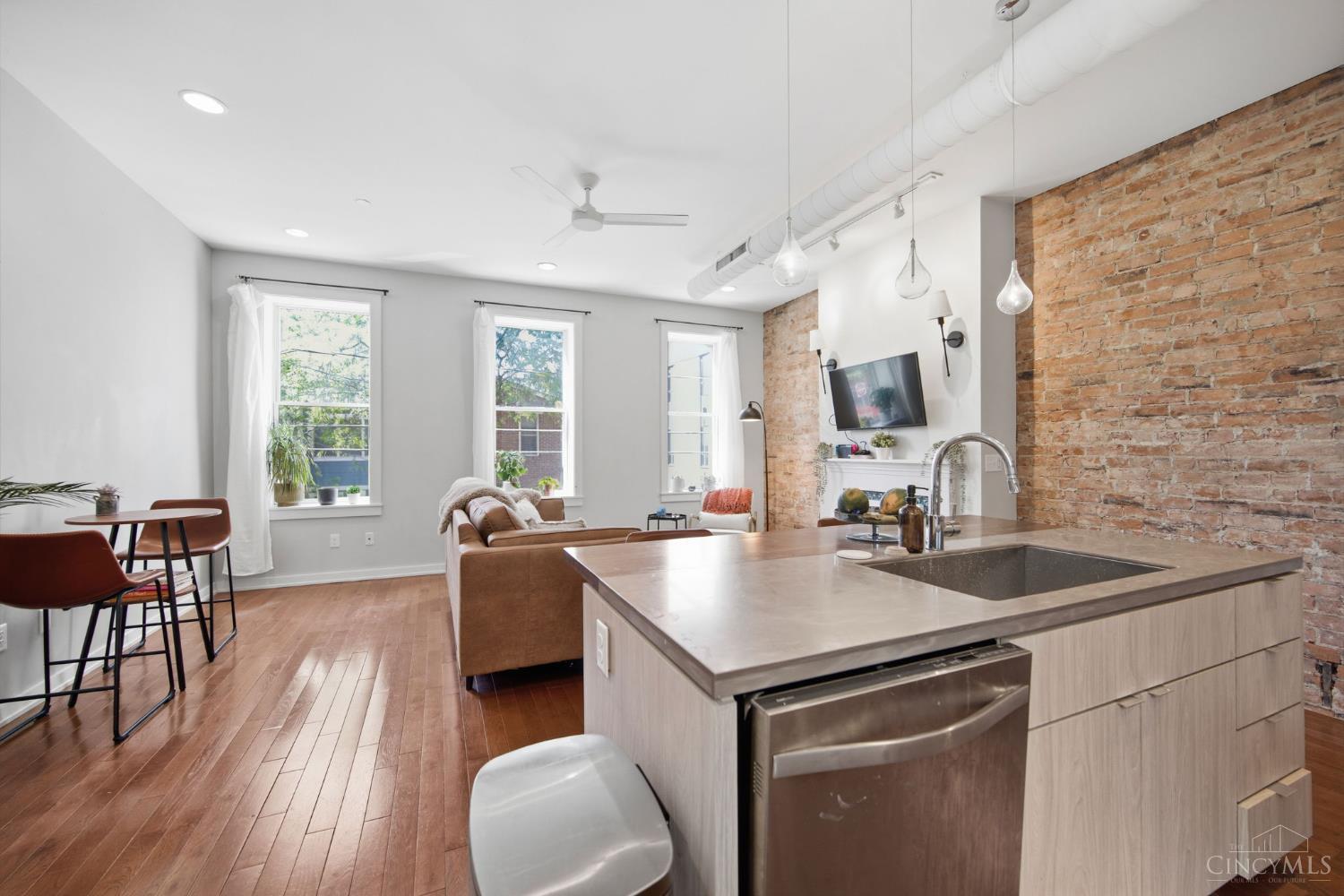 122 W Fifteenth St 222