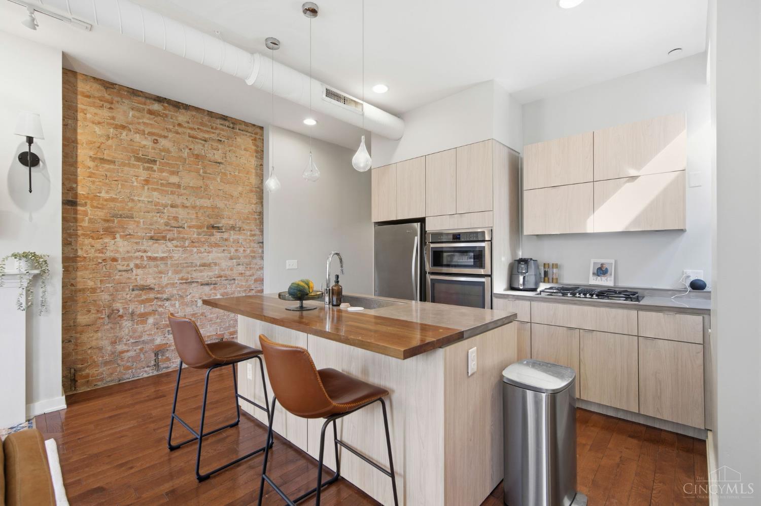 122 W Fifteenth St 222