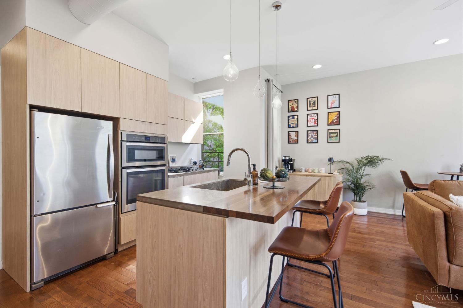 122 W Fifteenth St 222