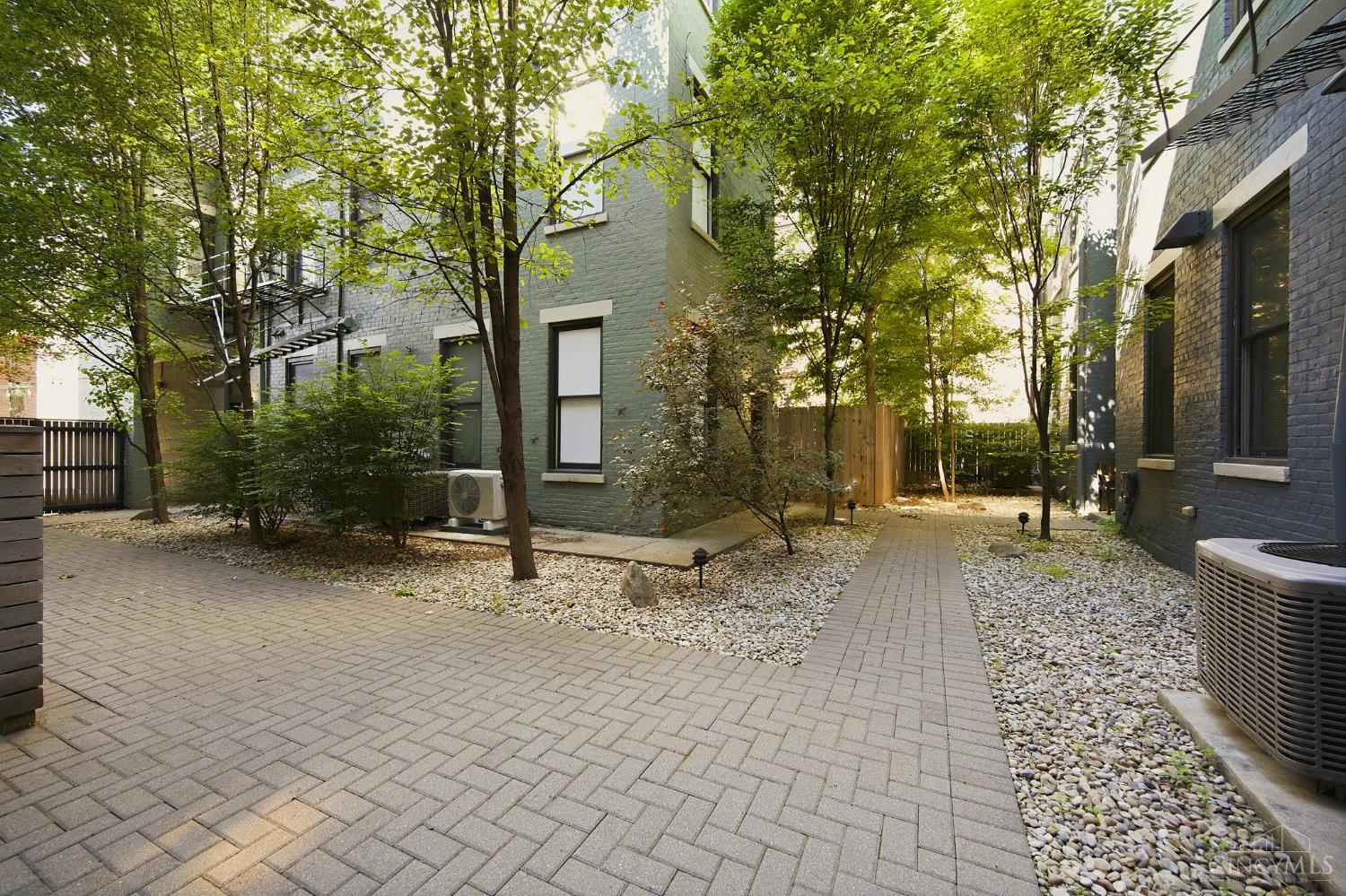 122 W Fifteenth St 222
