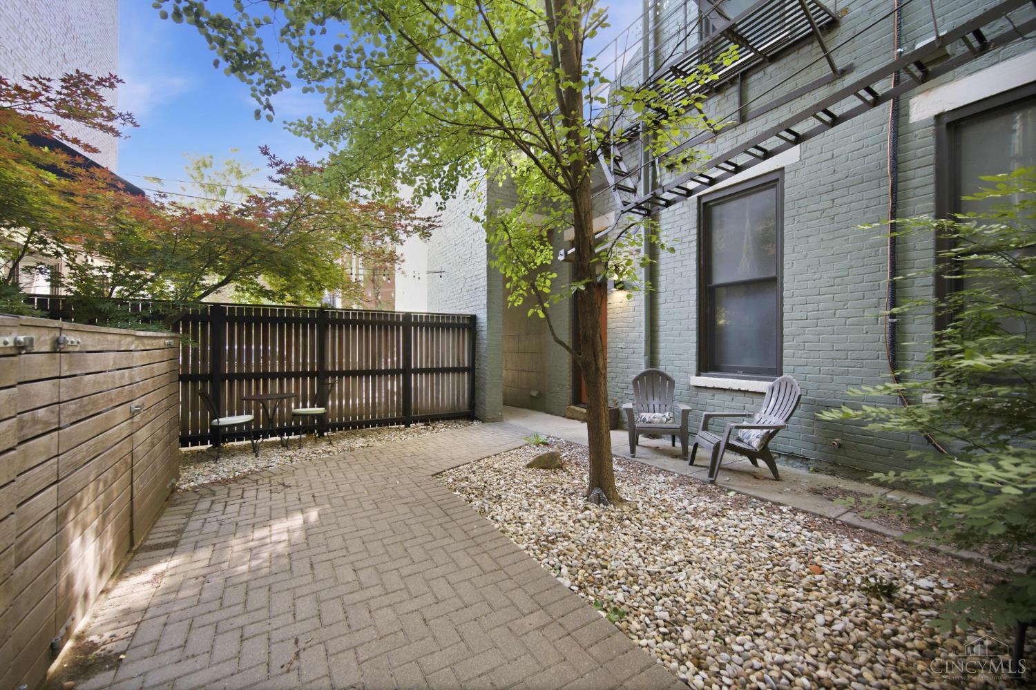 122 W Fifteenth St 222