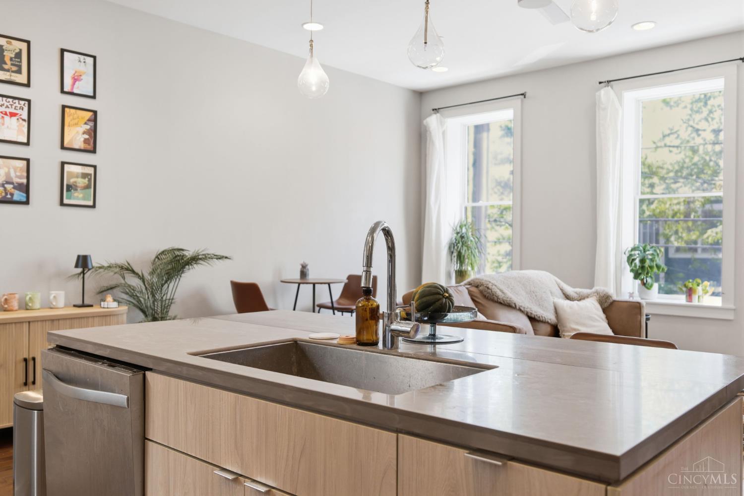 122 W Fifteenth St 222